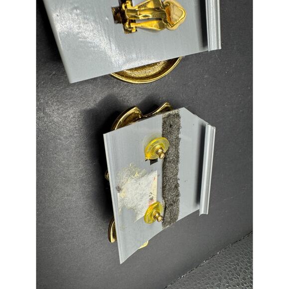 Vtg Liz Claiborne Gold Tone Round Swirl Cross Clip On Stud Earrings Lot of 2 NOS - Picture 7 of 8